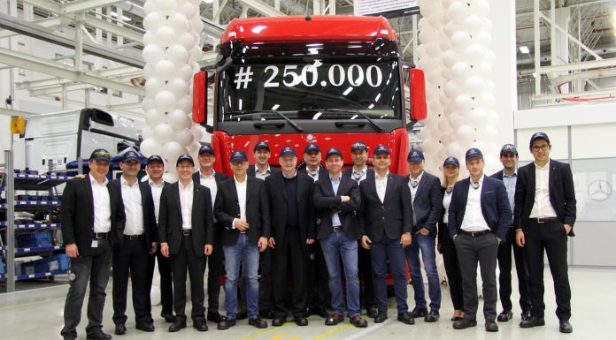Mercedes-Benz Türk’ün Türkiye’de ürettiği 250.000’inci kamyon banttan indi
