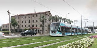 Konak Tramvayı yolculu seferlere başladı