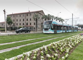 Konak Tramvayı yolculu seferlere başladı