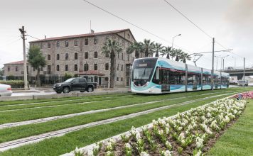 Konak Tramvayı yolculu seferlere başladı