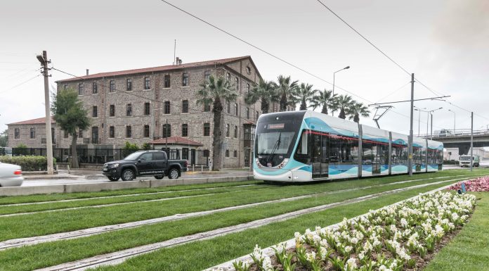 Konak Tramvayı yolculu seferlere başladı