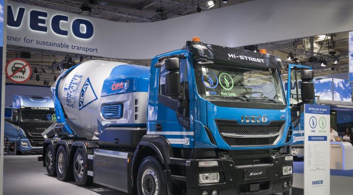 IVECO ve CIFA elektrikli hibrit beton mikserli dünyanın ilk biyoCNG kamyonunu tanıtttı.