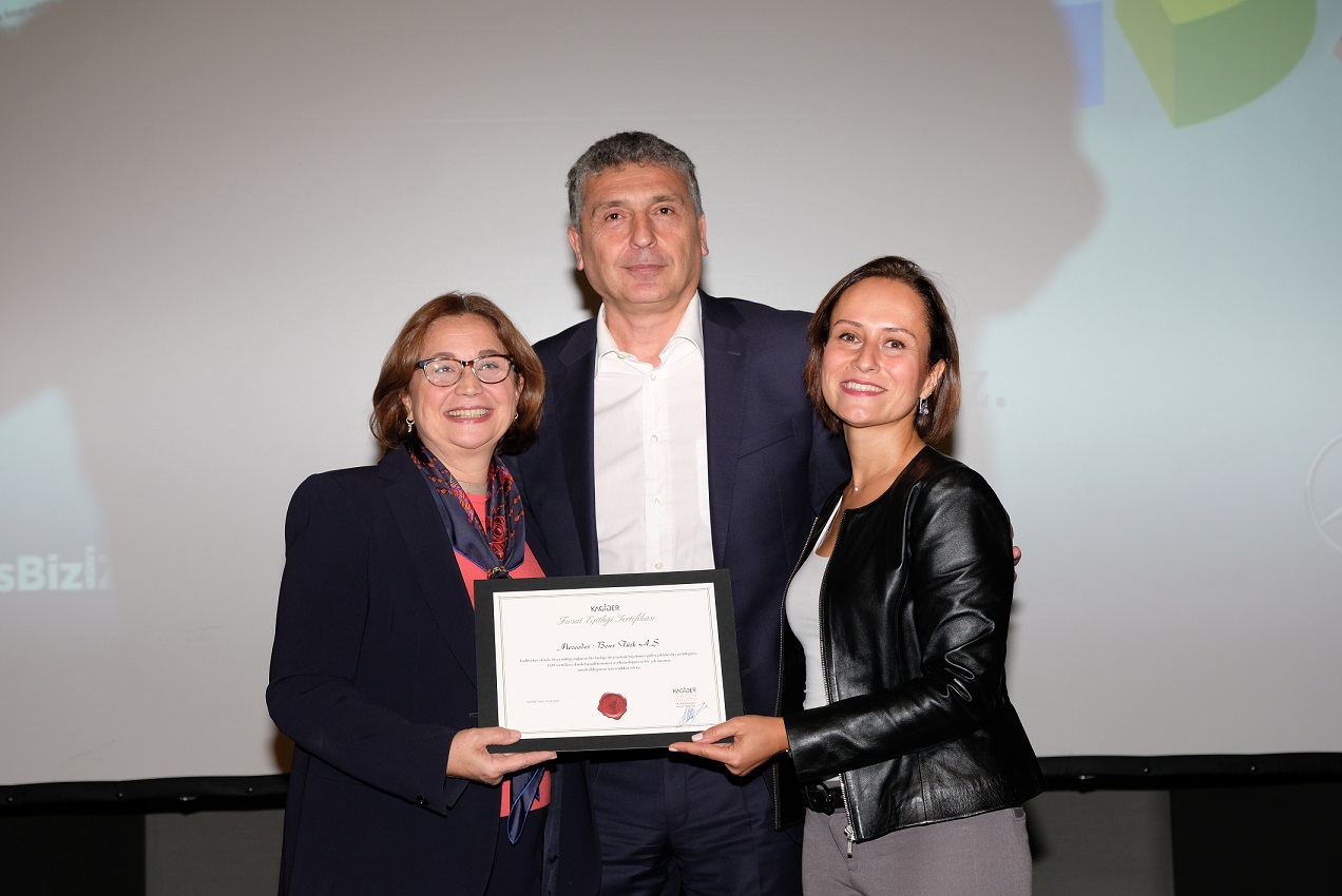 Mercedes-Benz Türk, 5 Aralık Dünya Kadın Hakları Günü’nü Kutluyor