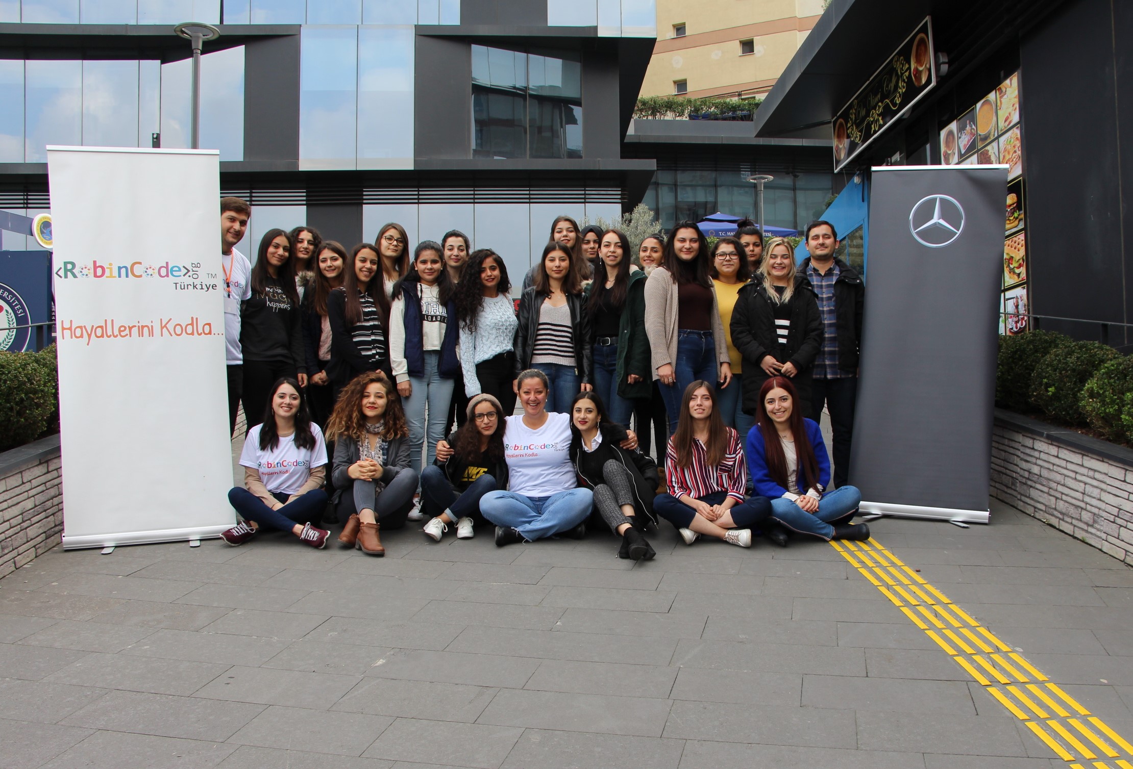 Mercedes-Benz Türk’ün Yıldız Kızları Kodlama Eğitimi Aldılar