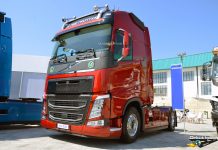 Volvo Trucks İzmir Marble 2019′ da Sergilediği Araçların Teslimatını Fuarda Gerçekleştirdi