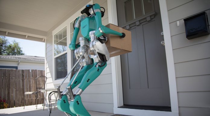 Ford’un çığır açan otonom teslimat robotu Digit, insan gibi görünüp insan gibi yürüyor