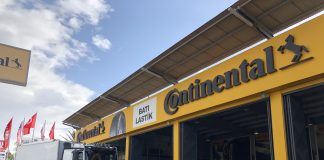 Alman gezgin, lastiklerini değiştirmek için binlerce km yol yapıp İzmir’e geldi!