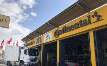 Alman gezgin, lastiklerini değiştirmek için binlerce km yol yapıp İzmir’e geldi!