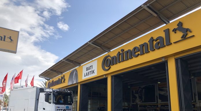 Alman gezgin, lastiklerini değiştirmek için binlerce km yol yapıp İzmir’e geldi!