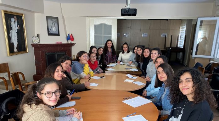 Mercedes-Benz Türk, İzmir’deki Yıldız Kızlar’la buluştu