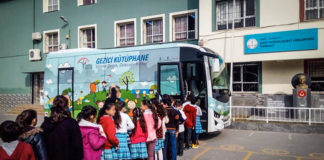 Anadolu Isuzu Aracı Gezici Kütüphane Projesi ile Okulları Ziyaret Etmeye Devam Ediyor