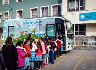Anadolu Isuzu Aracı Gezici Kütüphane Projesi ile Okulları Ziyaret Etmeye Devam Ediyor