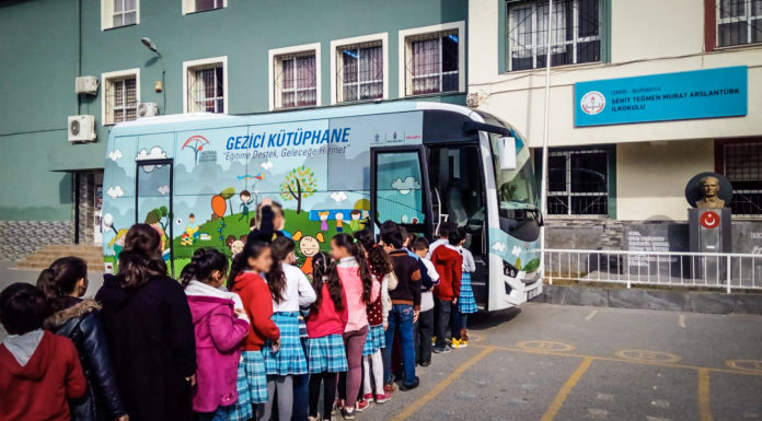 Anadolu Isuzu Aracı Gezici Kütüphane Projesi ile Okulları Ziyaret Etmeye Devam Ediyor