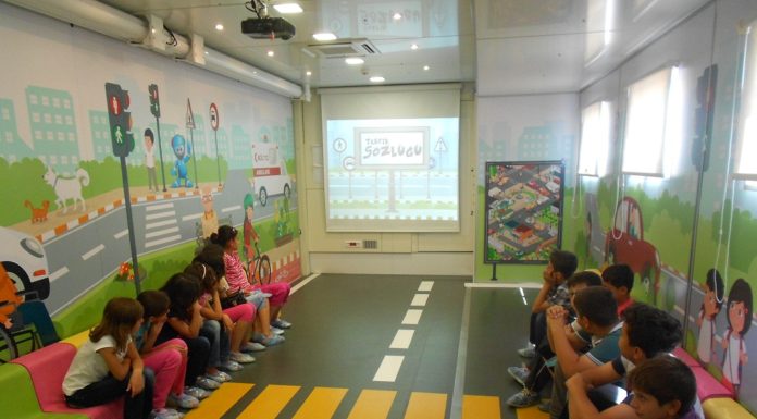 Mercedes-Benz, 20 Kasım Dünya Çocuk Hakları Günü’nü eğitim çalışmalarıyla destekliyor