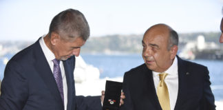 ÇEK LİYAKAT MADALYASI AHMET YÜCE’YE VERİLDİ