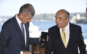 ÇEK LİYAKAT MADALYASI AHMET YÜCE’YE VERİLDİ