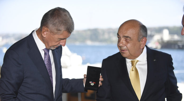 ÇEK LİYAKAT MADALYASI AHMET YÜCE’YE VERİLDİ