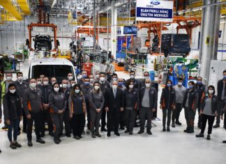 Sanayi ve Teknoloji Bakanı Varank, Ford Otosan’ın Kocaeli’deki yeni yatırım çalışmalarını yerinde inceledi ve elektrikli araç yatırımlarını çalışanlardan dinledi