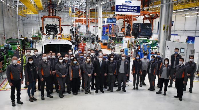 Sanayi ve Teknoloji Bakanı Varank, Ford Otosan’ın Kocaeli’deki yeni yatırım çalışmalarını yerinde inceledi ve elektrikli araç yatırımlarını çalışanlardan dinledi