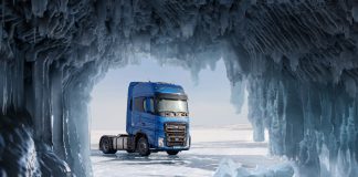 Ödüllü F-MAX, donmuş Baykal Gölü üstünde hız rekoru kırdı