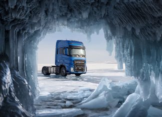 Ödüllü F-MAX, donmuş Baykal Gölü üstünde hız rekoru kırdı