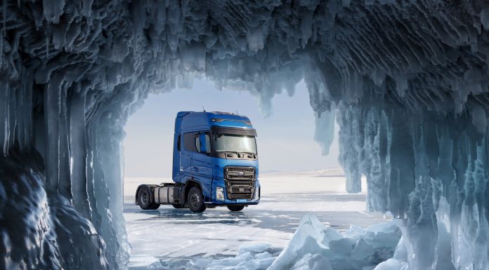 Ödüllü F-MAX, donmuş Baykal Gölü üstünde hız rekoru kırdı