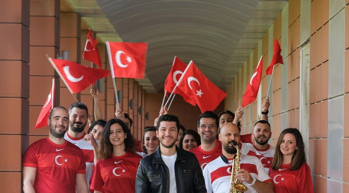 Mercedes-Benz çalışanlarından Milli Takım’a destek marşı: Yazdı Gönül