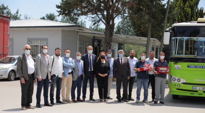 Anadolu Isuzu araçları ile motor kapağı açmadan 1 milyon kilometreyi geçen sürücüleri ödüllendirdi