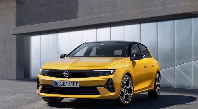 Opel Astra Tamamen Yenilendi ve Şarj Edilebilir Hibritle Elektriklendi