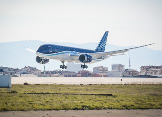 Azerbaycan Havayolları’nın yeni Boeing 787 Dreamliner’ı dün İstanbul Sabiha Gökçen Havalimanı’na indi