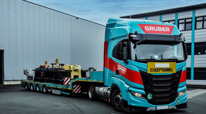IVECO Gruber Lojistik’e 50 tona kadar ağır yükler taşıyabilen IVECO S-WAY LNG satışı gerçekleştirdi