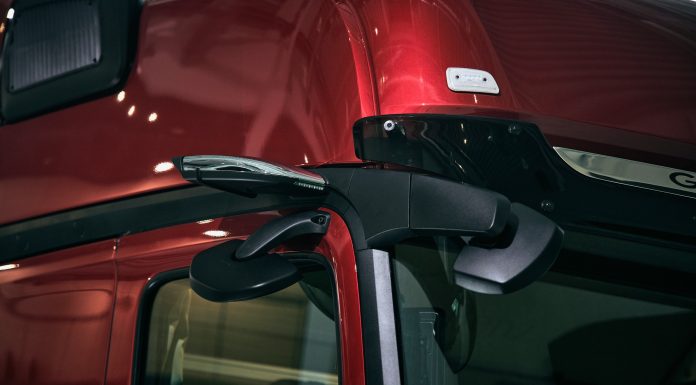 MirrorCam geliştirilen özellikleriyle Mercedes-Benz kamyonlarında sunulmaya başlandı