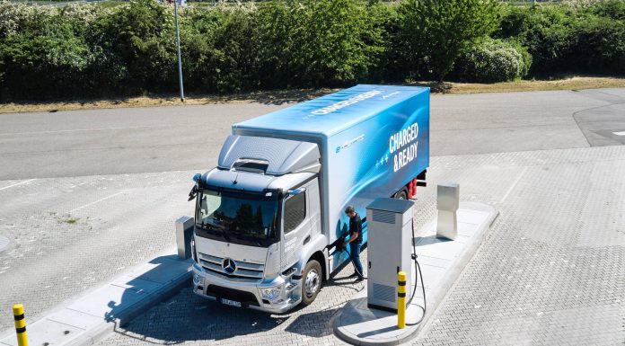 Dünyanın ilk ağır sınıf elektrikli kamyonu Mercedes-Benz eActros, “Sürüş Deneyimi” etkinliğinde sahne aldı