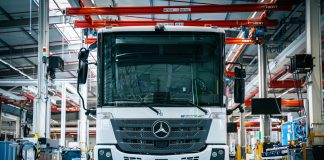 Daimler Truck, batarya elektriğiyle çalışan ikinci kamyonu eEconic’in seri üretimine başladı
