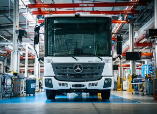 Daimler Truck, batarya elektriğiyle çalışan ikinci kamyonu eEconic’in seri üretimine başladı