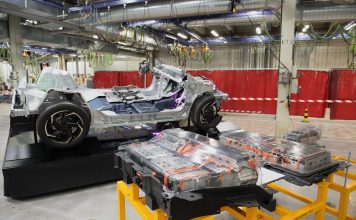 PEUGEOT, ELEKTRİKLİ MODELLERİNİN ÜRETİMİNDEKİ SIR PERDESİNİ ARALADI!