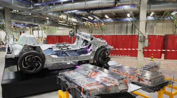 PEUGEOT, ELEKTRİKLİ MODELLERİNİN ÜRETİMİNDEKİ SIR PERDESİNİ ARALADI!