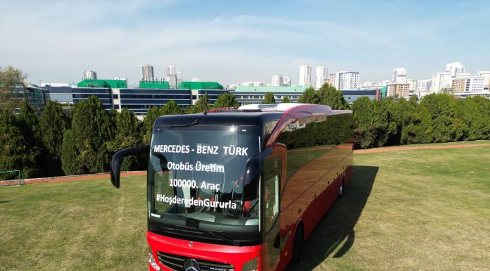 Mercedes-Benz Türk 100 bininci otobüsünü banttan indirdi