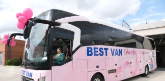 Pembe tasarımıyla giydirilen Mercedes-Benz Travego 16 2+1 Best Van Turizm’e teslim edildi
