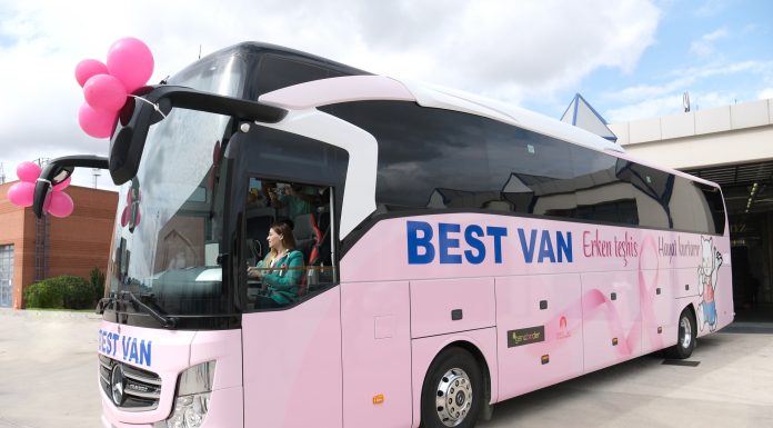 Pembe tasarımıyla giydirilen Mercedes-Benz Travego 16 2+1 Best Van Turizm’e teslim edildi