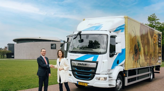 DAF LF Electric, 50. yıl dönümü için Van Gogh Müzesi’ne teslim edildi