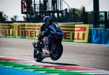 Standart Pirelli lastikleriyle mücadele eden Razgatlıoğlu “sıcak yarış”ta birinci oldu