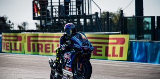 Standart Pirelli lastikleriyle mücadele eden Razgatlıoğlu “sıcak yarış”ta birinci oldu