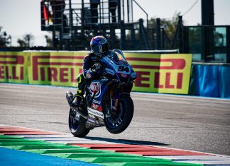 Standart Pirelli lastikleriyle mücadele eden Razgatlıoğlu “sıcak yarış”ta birinci oldu