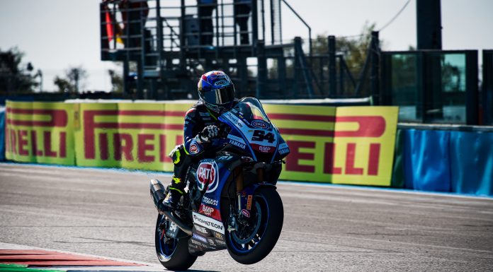 Standart Pirelli lastikleriyle mücadele eden Razgatlıoğlu “sıcak yarış”ta birinci oldu