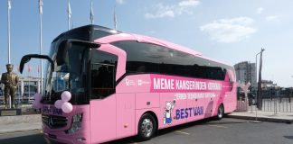 Pembe tasarımlı Mercedes-Benz Travego 16 2+1ile ‘Meme Kanseriyle Mücadelede Yolumuz Bir’