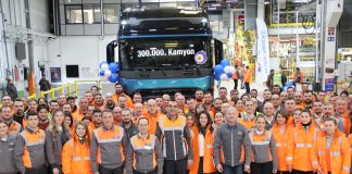 Ford Trucks 300 Bininci Kamyonunu Hattan İndirdi