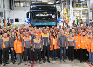 Ford Trucks 300 Bininci Kamyonunu Hattan İndirdi