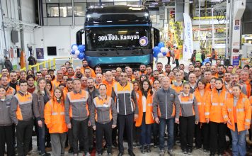 Ford Trucks 300 Bininci Kamyonunu Hattan İndirdi