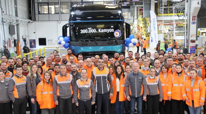 Ford Trucks 300 Bininci Kamyonunu Hattan İndirdi